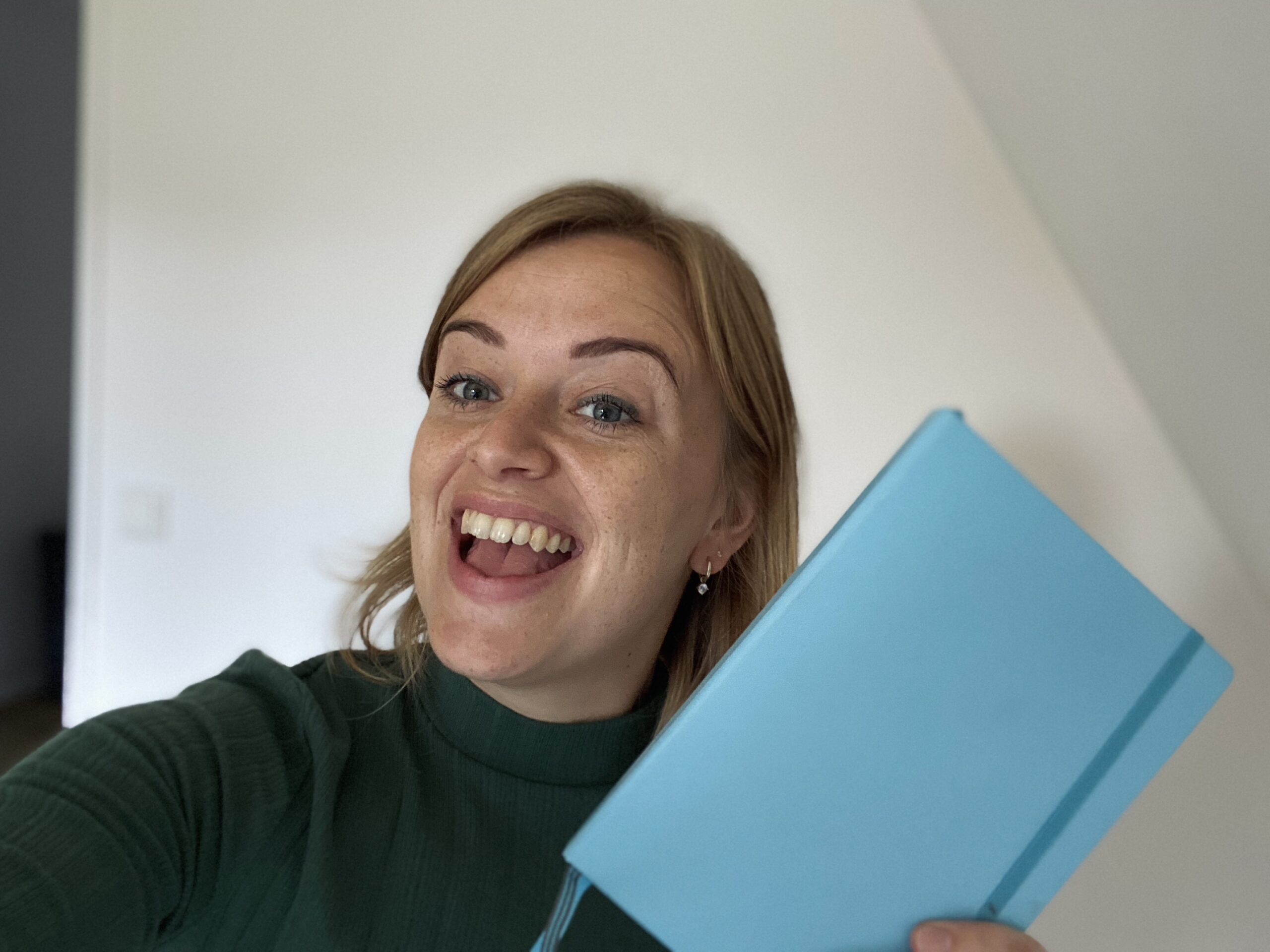 Een foto van Ingrid Barelds, eigenaar van Active Selfcare. Met een bullet journal